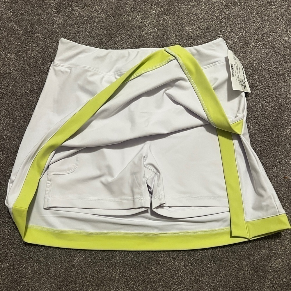 NWT Aqua Athletic White Skirt W/Built-in Shorts Size Medium - Picture 2 of 4